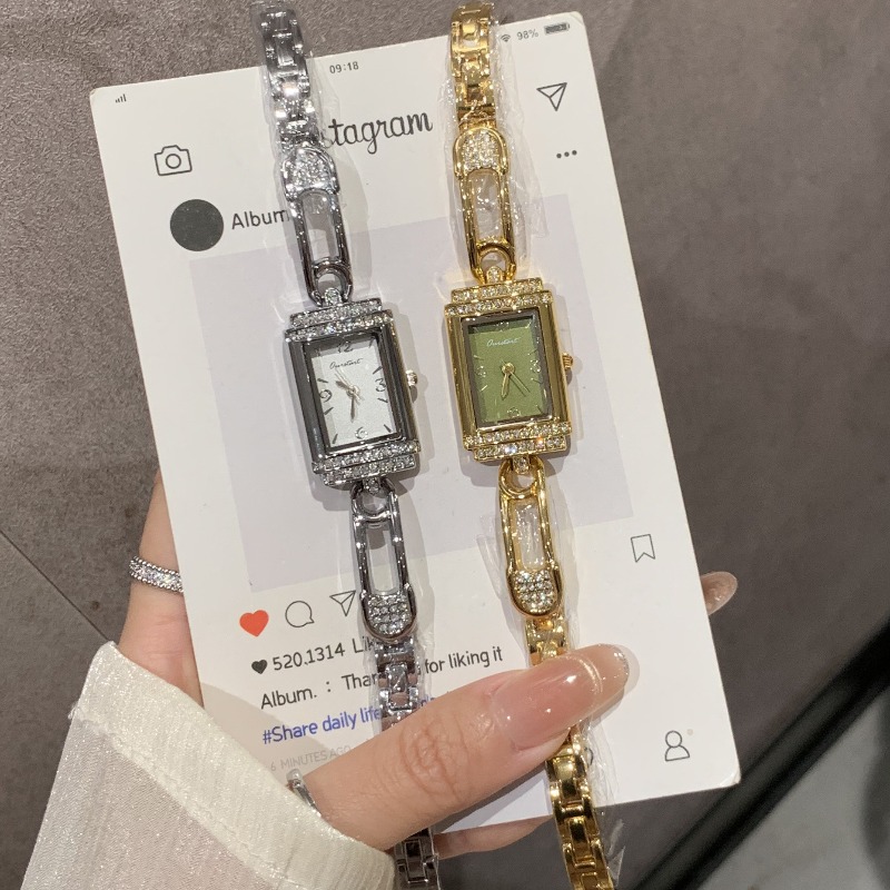 Small pin old money style hand - огляд і ціна Luxury Watch Values