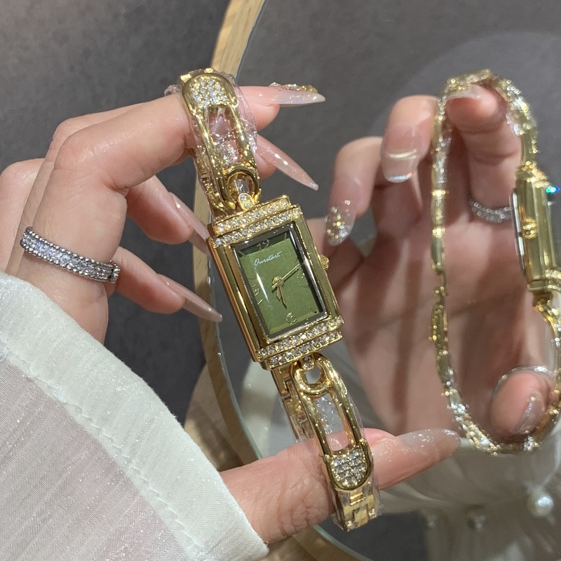 Small pin old money style hand - огляд і ціна Luxury Watch Values